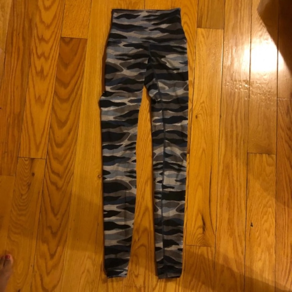 Lululemon Size 2 like new in blue camo